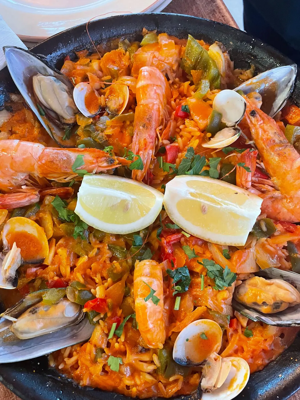 Paella de marisco servida en la mesa