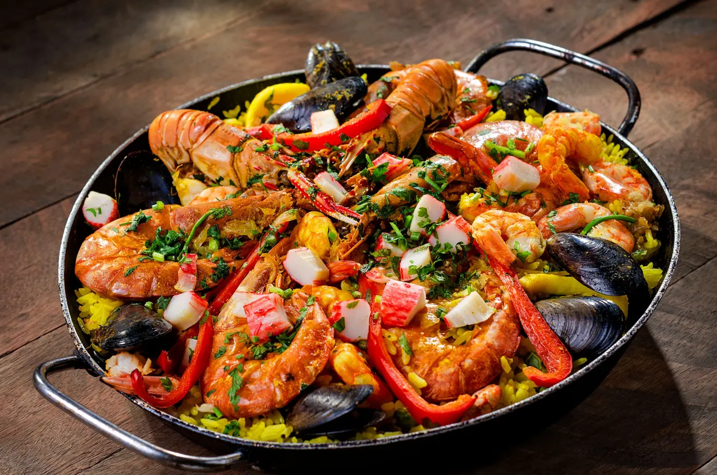 Arroz a banda recién hecho en paella, con gambas y producto de lonja