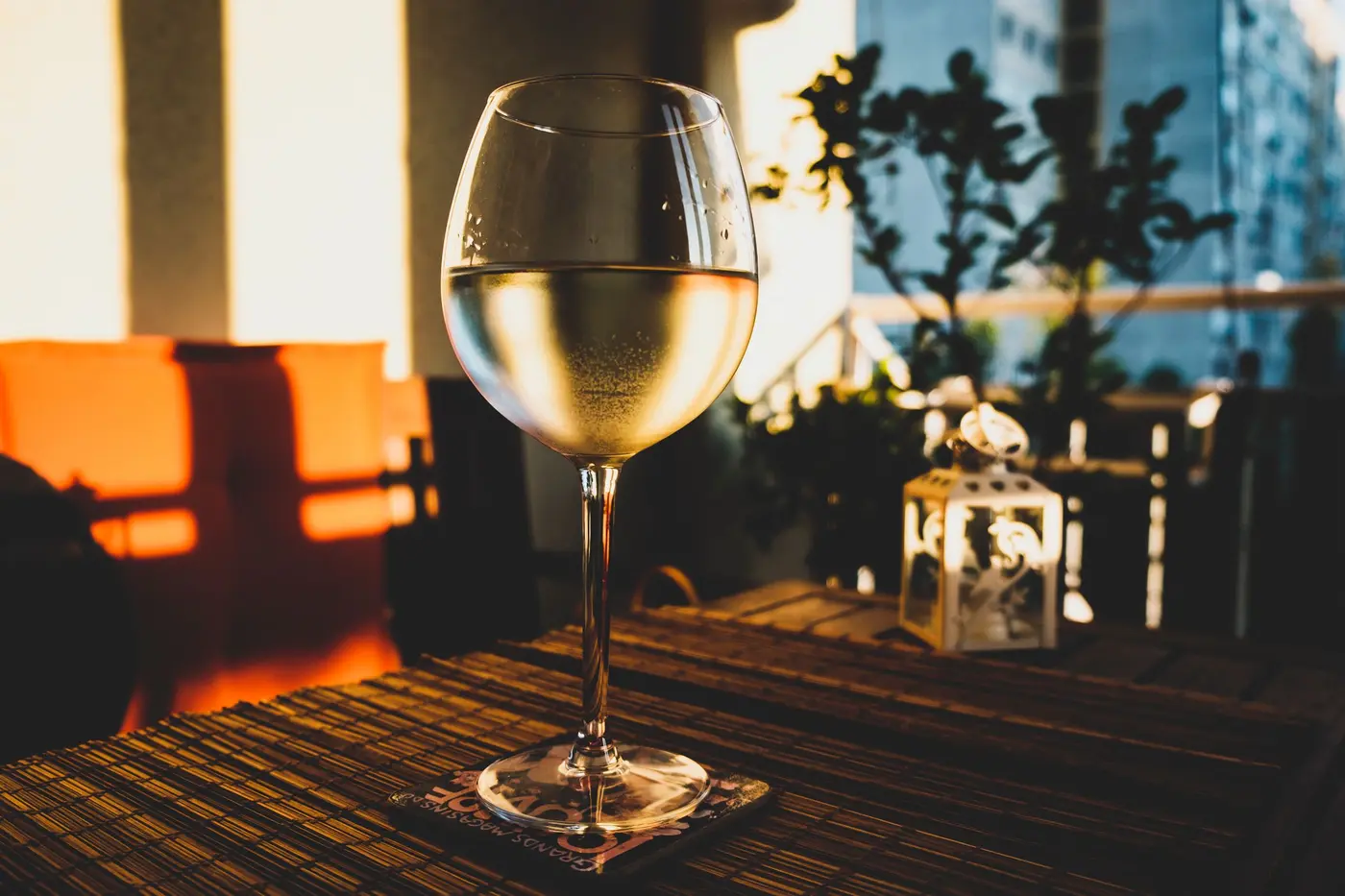 Copa de vino blanco de la DO Valencia junto a la ventana